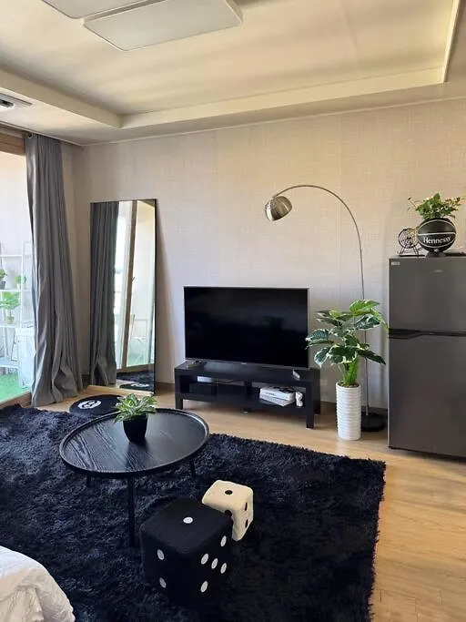 Контакты Spacious Minimalist Studio In Clark